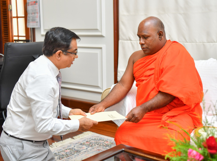  දිට්වා සුළි කුණාටුවෙන් දේපළ හානි වූ ජනතාව වෙනුවෙන් පූජ්‍ය මාවීකන්දේ රතනපාල හිමිගෙන් ඉඩම් පරිත්‍යාගයක් 